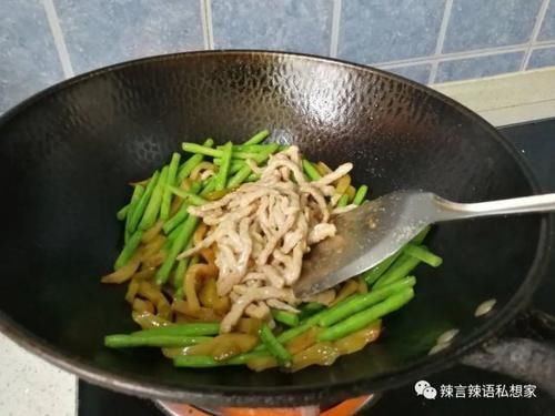 油盐不进的豇豆要怎么炒好吃,配点肉丝、榨菜给它,鲜香又美味