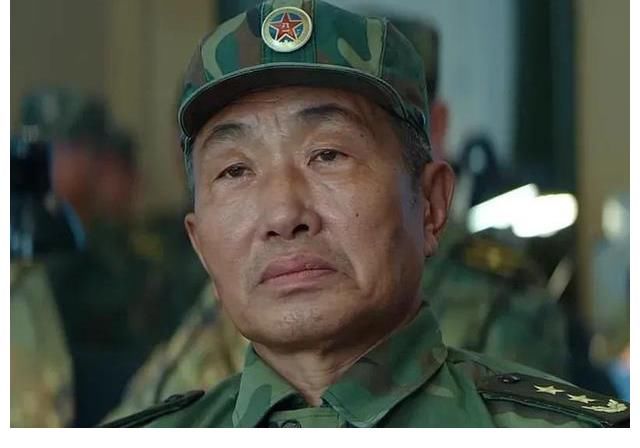 《王牌部队》金手指高粱这王牌赘婿好尬，炸死俘虏郑源都敢护犊子