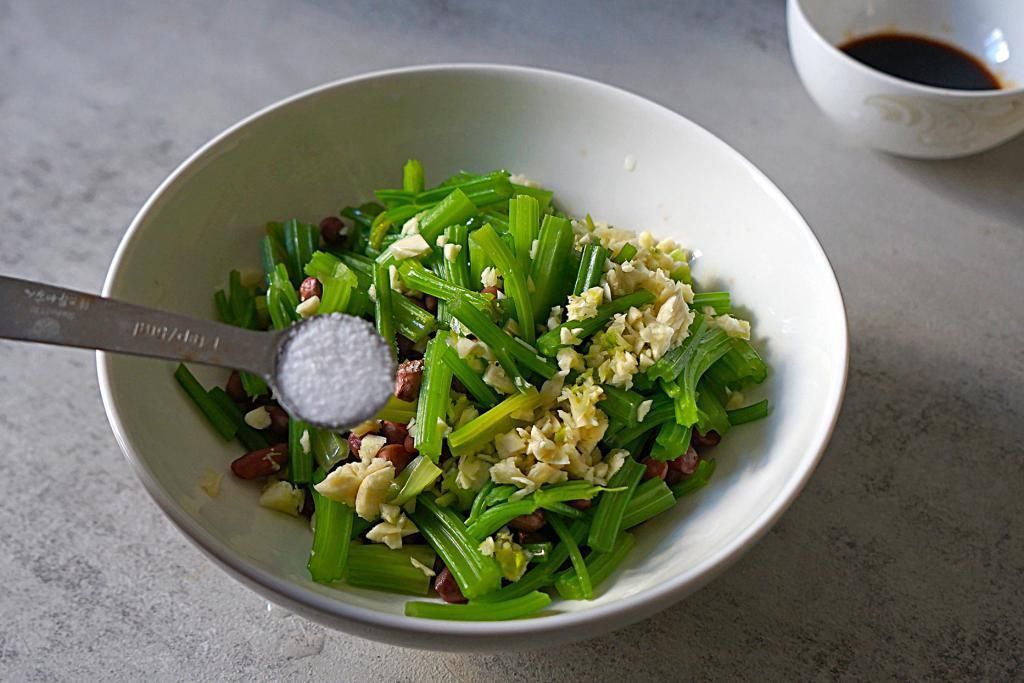 用花生米这样做下酒菜，太实用了，不油炸不用炒，宴客倍有面子