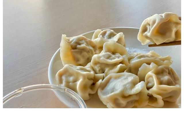 明星冬至晒饺子居多，陈伟霆独爱汤圆，还有明星直播包饺子