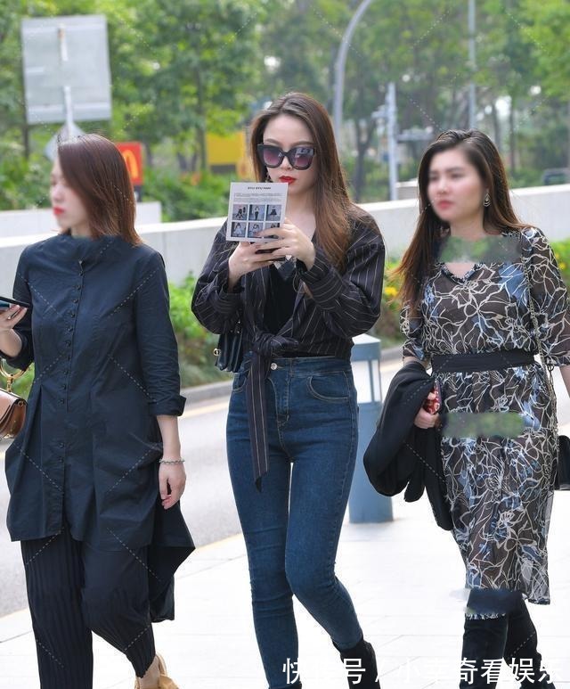 打底裤|胖胖的女孩,身穿长袖T-恤搭配黑色皮裙,也可以时尚有魅力