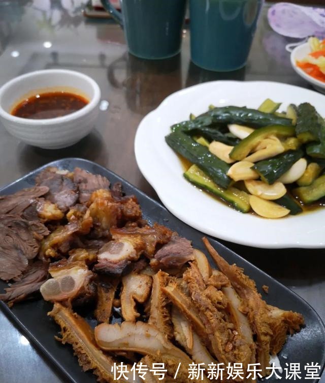 伊犁的烤包子、过油肉拌面和凉粉!