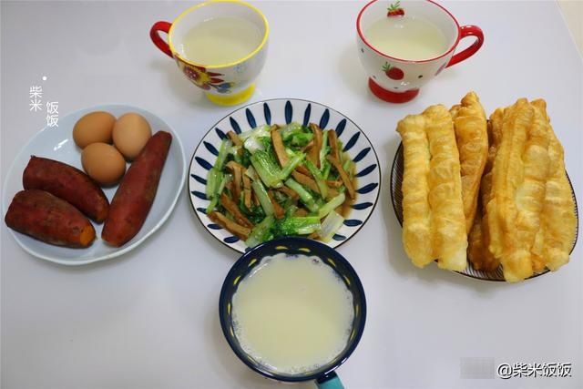早餐不将就，想吃什么做什么，油条豆浆加炒菜，好做好吃