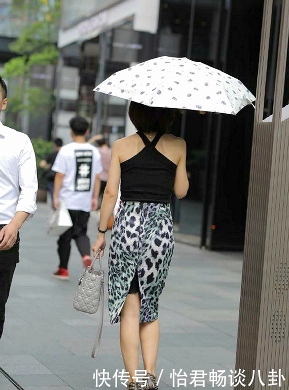 小姐姐裙装黑吊带上衣,突出脖颈的线条,凸显出简洁之美