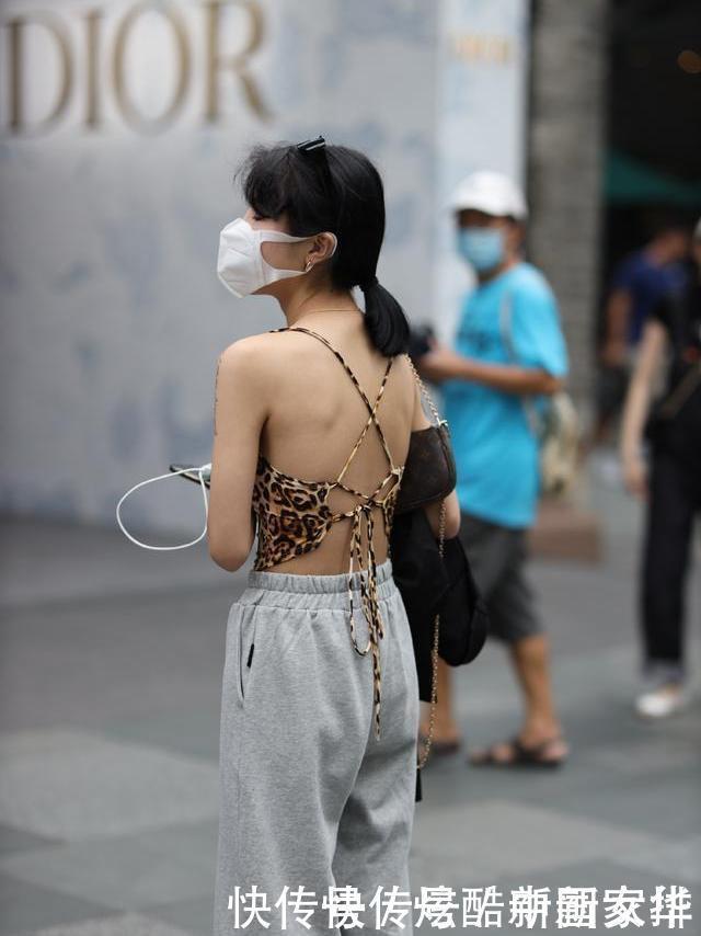 吊带|小姐姐豹纹吊带搭配灰色运动裤，展现独特野性美