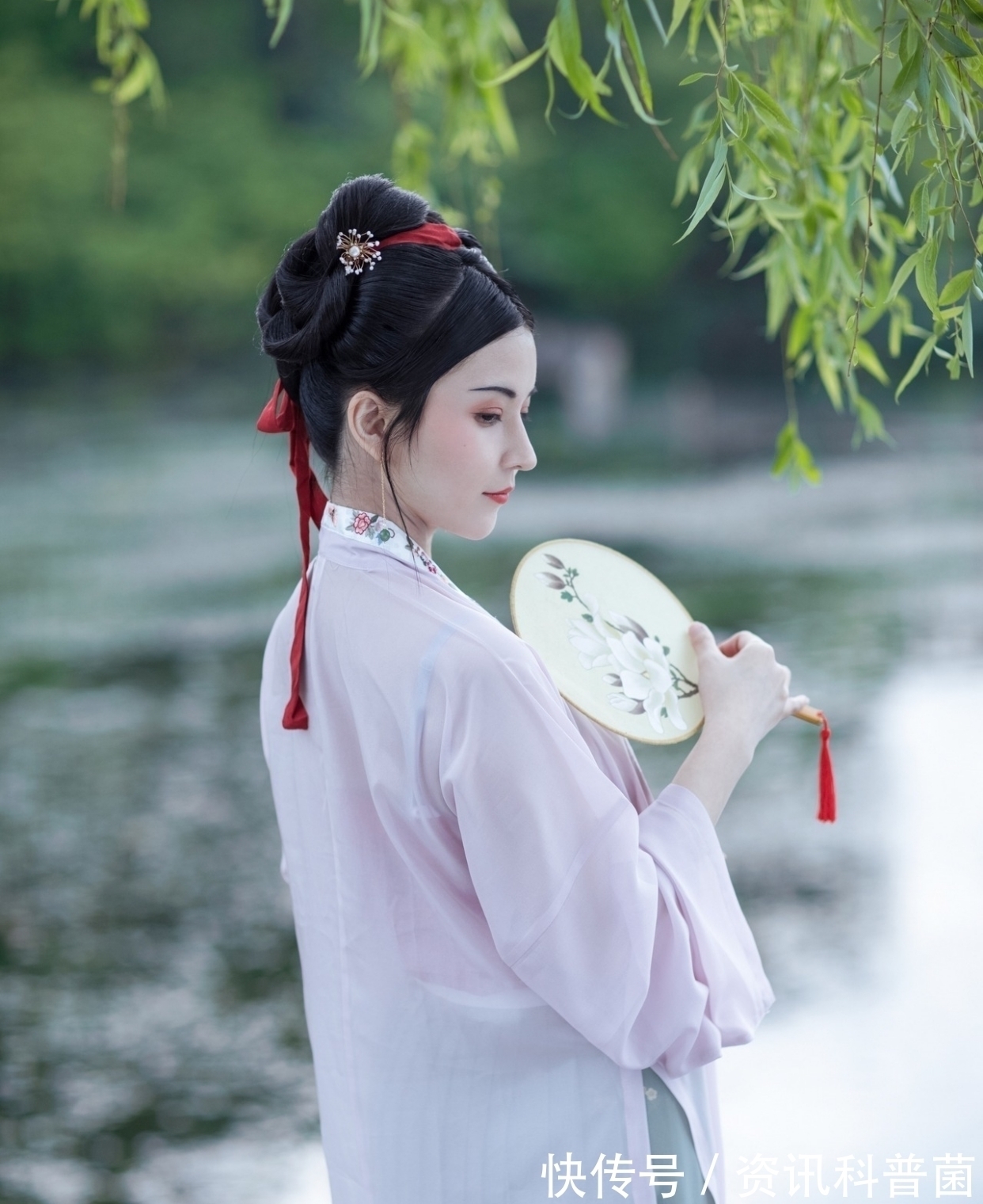 花季!如梦令:暮雨正潇潇,相约农家共酒。依旧,依旧。醉饮黄昏之后