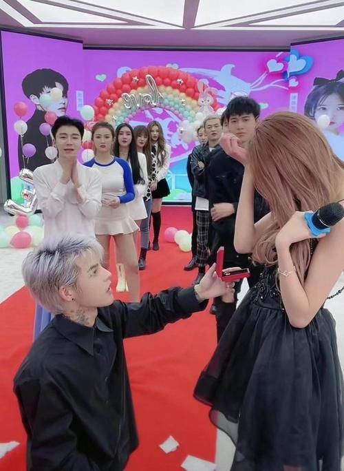 殷世航最新求婚仪式又成闹剧,两人互动毫无默契,结束鞠躬时套路璐直接