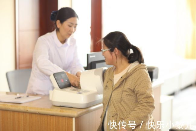 怀孕期间|心酸,妻子怀孕仍然坚持做家务,老公却在一旁边玩手机熟视无睹