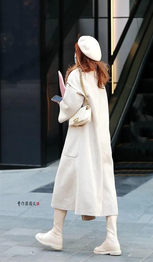  白色|街拍：白色高筒靴美女，穿出冰雪洁净