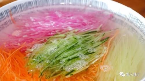 年夜饭的压轴菜，几样时蔬简单一切，用五花肉端上桌，看着就喜庆