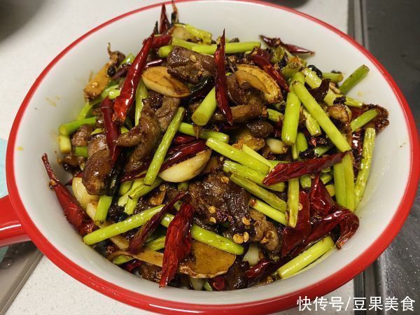 这样做蒜苔麻辣鸭丝，隔壁小孩都馋哭了