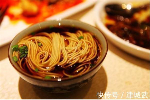 面条|为什么面馆都用清水煮面,然后放进高汤,而不是直接用高汤煮面?