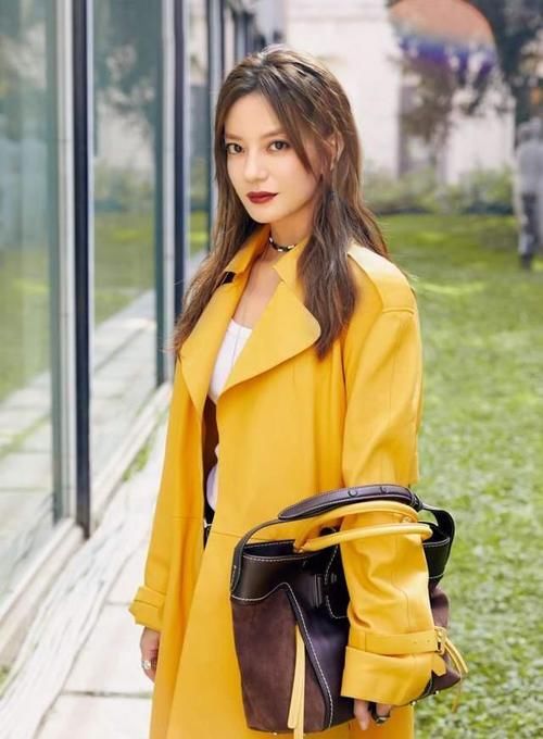 真正高级的女人，秋冬从来不穿这4种“衣服”，廉价低级还掉价