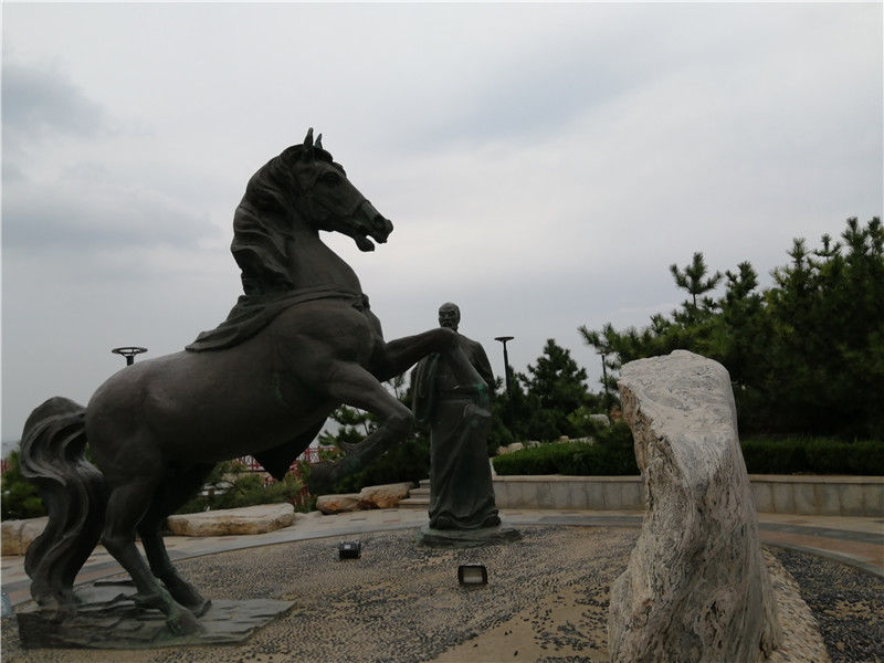 山光海色秀如画，群礁嶙峋水拍岸，海上幻境养马岛