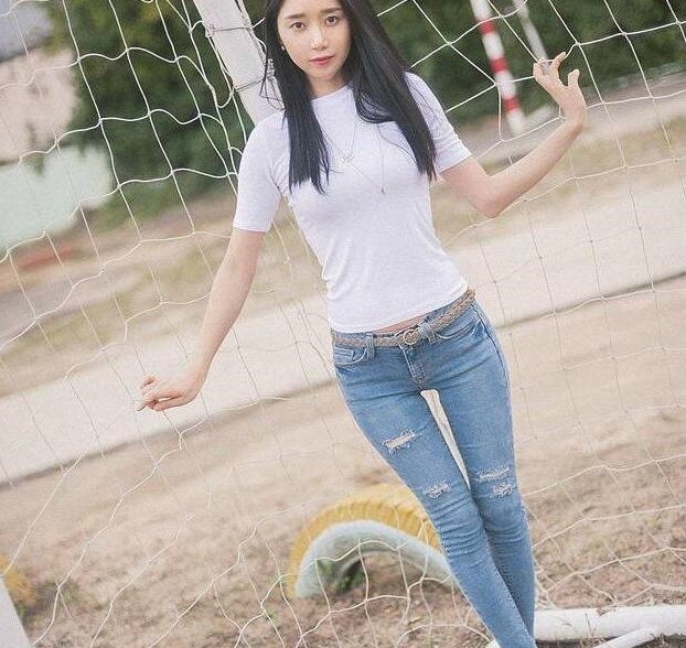 紧身|路人街拍:好看的紧身牛仔裤小姐姐,尽显女性的曼妙身姿!
