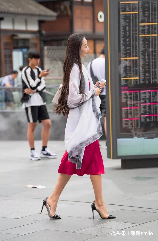 鞋面 脚上搭配一双高跟鞋,鞋面采用了渐变的设计,视觉上看上去很时尚