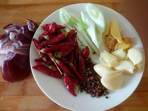 油辣子怎么做才好吃?看看古月的做法,这样做出的油辣子特别香