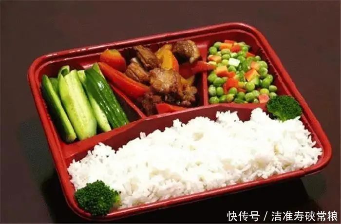 不能放进微波炉的10种东西,很多人第一个就弄错了,太危险了