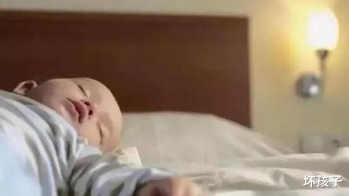 孩子晚上睡觉不能开着灯,而应该让他勇敢面对黑暗!
