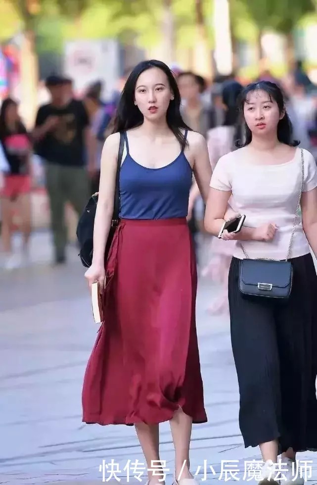 穿着|美女穿搭:女神和闺蜜一起出行,穿着简约时尚魅力,依旧美得很出众