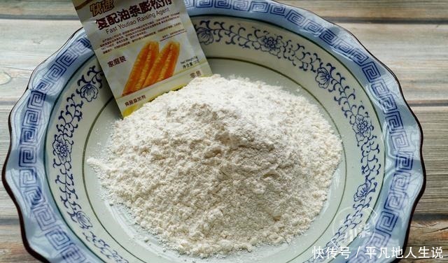 面团|面粉别炸油条了,试试这样做,柔软香酥,保证吃一次就念念不忘