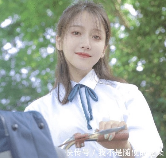 小姐姐|姜贞羽录节目时被粉丝抓拍,离开了美颜滤镜后,这颜值我没眼花吧