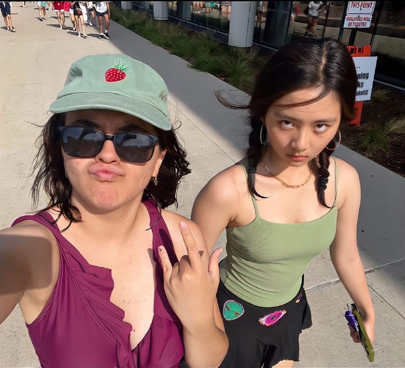 黄磊大女儿黄多多留学照曝光，和同学在海边拍照搞怪可爱 - 360娱乐，你开心就好
