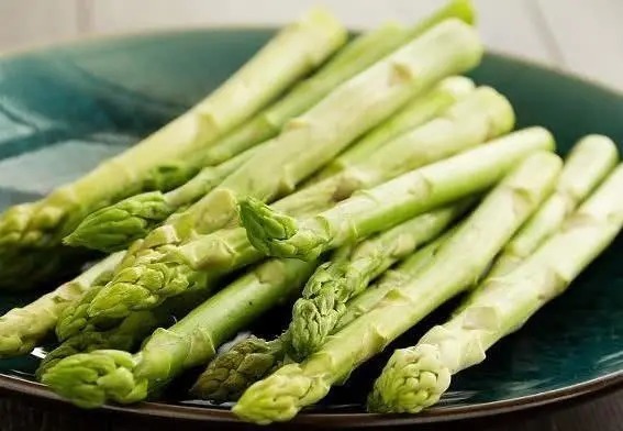 食物|脑供血不足的人，多吃3种食物，软化血管，脑梗可能会“躲着走”