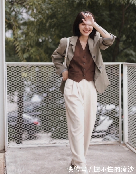 博主 “小白裤”该怎么穿?看完这些搭配就懂了,简约日常不挑人