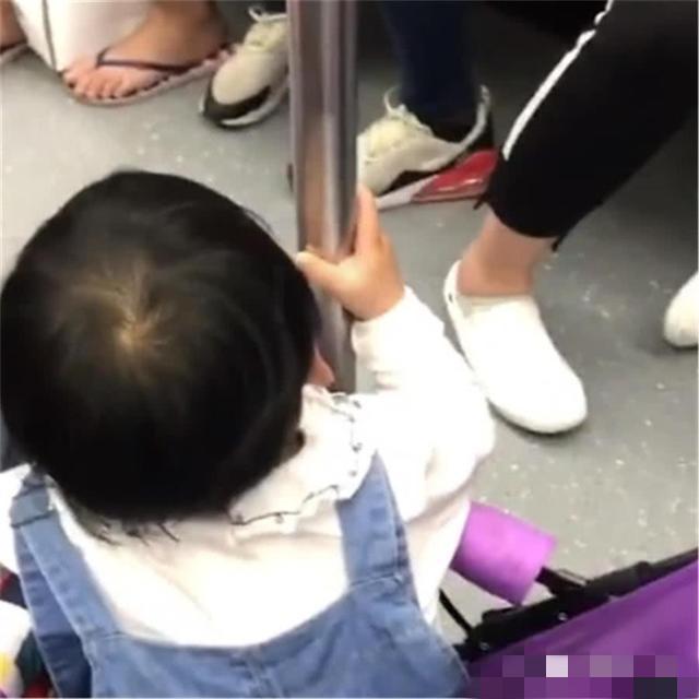 好奇心|地铁上,3岁宝宝盯着一个人看了20分钟,妈妈转头一看笑喷了