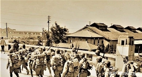 军装|二战日本军队,衣服前为何都会有一个M型图案?我军为何盯着它打?