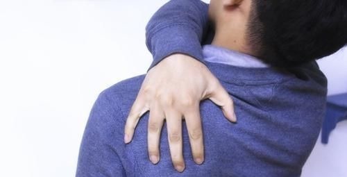 腰疼|肺癌开始骨转移,身体有何征兆?医生:夜间1处总会疼,需警惕