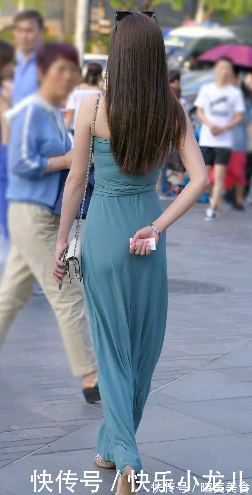 穿搭 连衣裙穿搭展现出成熟女性的魅力，充满时尚气息！