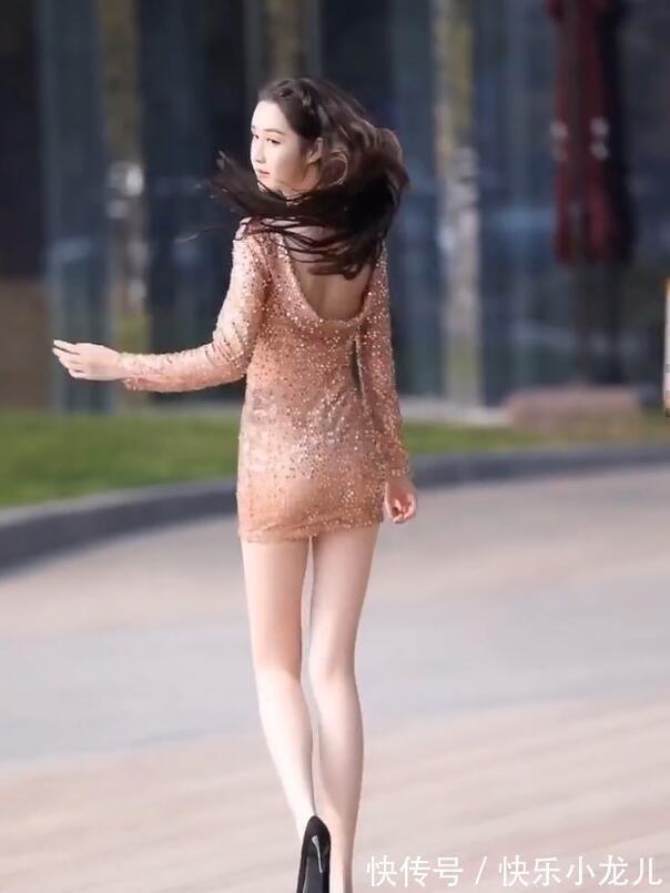 蓝色系 连衣裙打造多变风格,凸显身材更现美感,时尚魅力无法挡