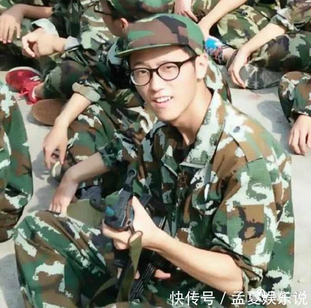 阳光帅气|183cm筋肉大学生酷爱穿灰裤子,这身材太上头了