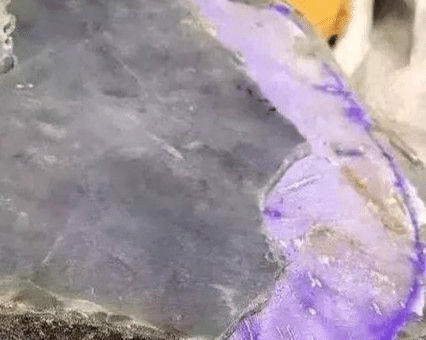 刀片|200多万的翡翠原石,切割时刀片突然断裂,里面充满了钢珠和螺丝钉!