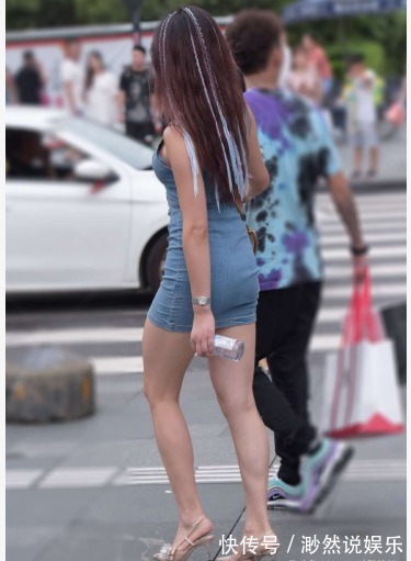 连衣裙 牛仔连衣裙搭配粉色高跟鞋,时尚潮流,青春减龄