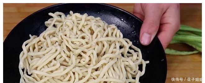 大蒜|面条别再煮着吃，教你一个新吃法，比大鱼大肉过瘾，一锅不够吃！