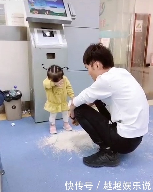 捂脸|小女孩翻垃圾桶被爸爸训斥,伤心捂脸大哭,网友:天线都哭歪了