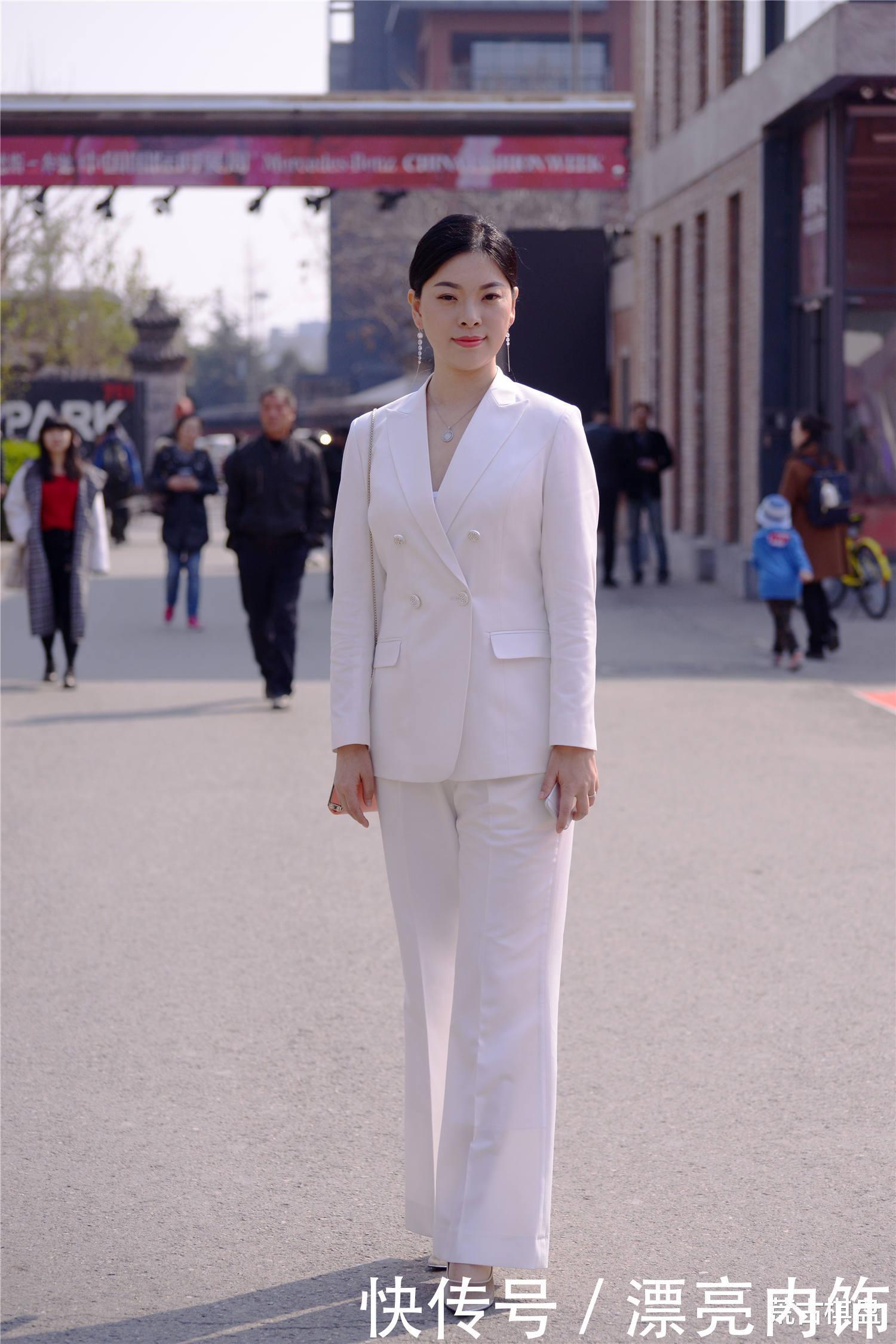 白色西服搭配西裤,一身正装,在高跟鞋衬托下,精致有型