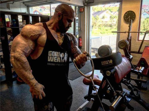 健身|挪威小伙常年吃生牛肉健身，10年后被兽化，体型夸张却抱得美人归