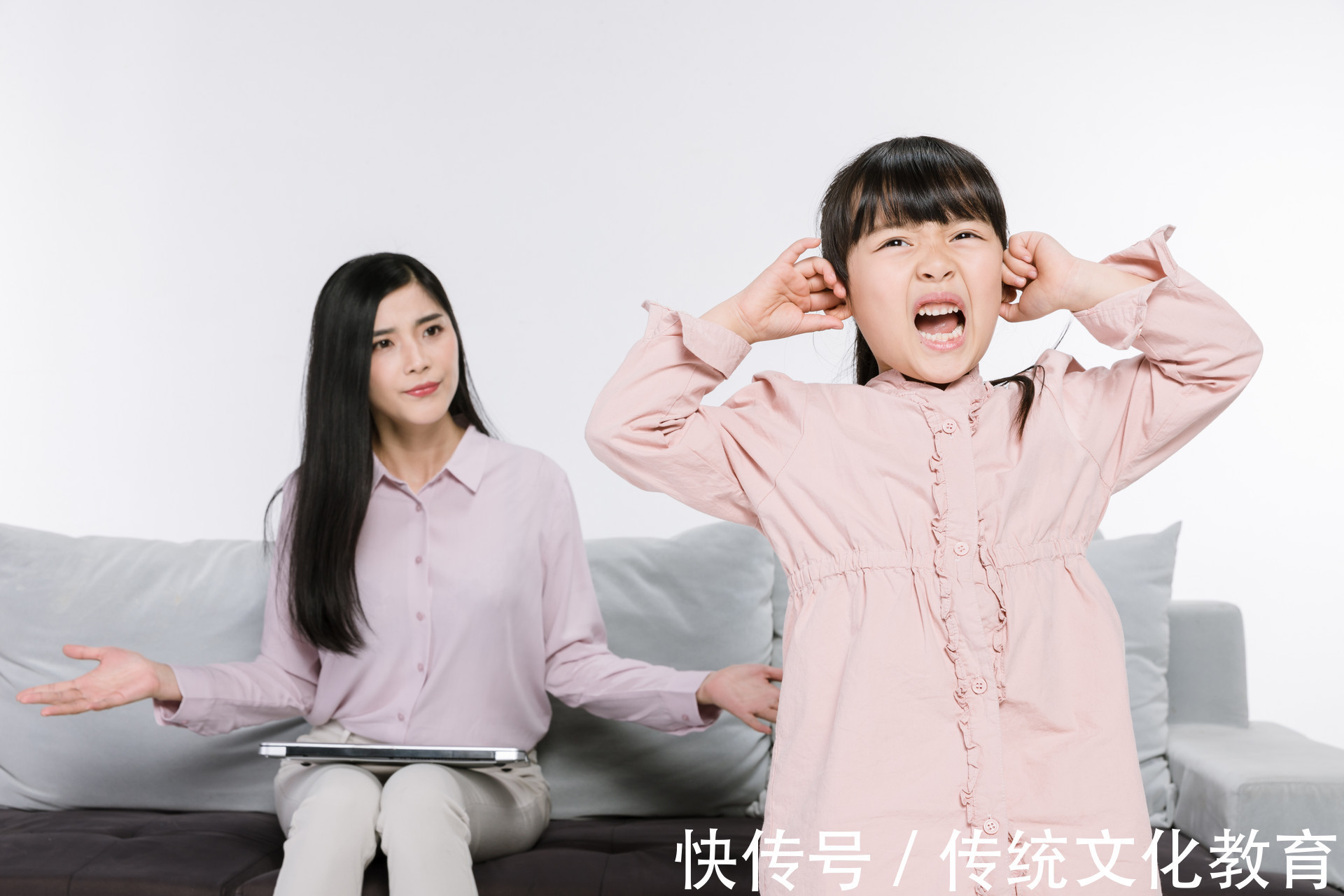 父母|当孩子发脾气时,不用打不用骂,做好三点才是正确的教育方法