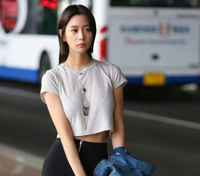 小姐姐诶白与黑的搭配, 穿出恬静的气质, 尽显委婉动人的美