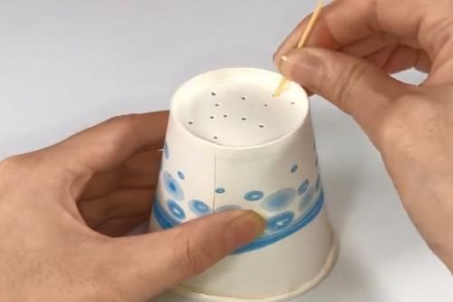 家里来客人,在一次性纸杯底部扎几个小洞,看了都夸聪明,太实用