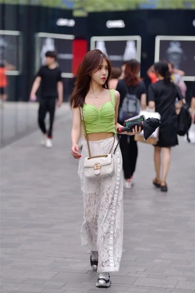 街拍:打电话的小美女,亮丽的穿搭,修长美腿真的养眼