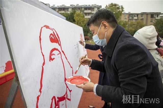 学校老师雨中手绘雷锋形象