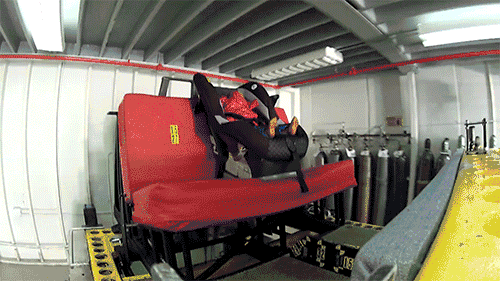 安全座椅 “爆款!”女子打车时羽绒服爆炸!羽毛满车飞