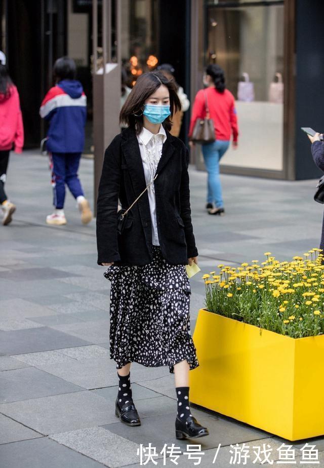 柔美的休闲装搭配黑色风衣，充满魅力与优雅