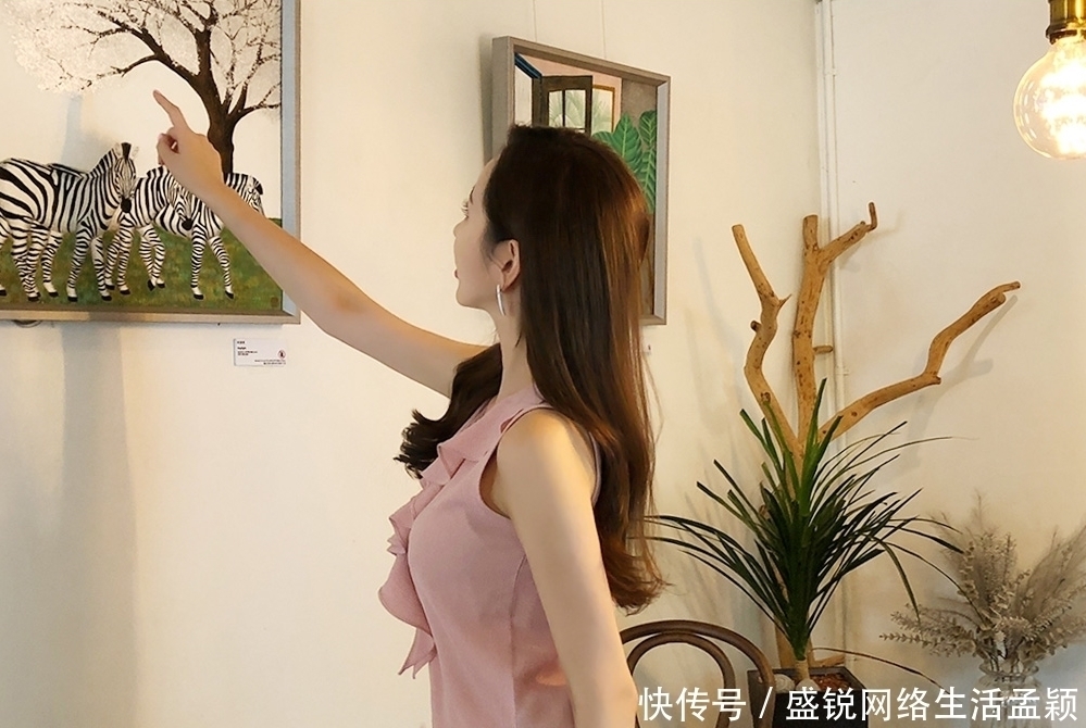 心动女生系列7粉色纺纱上衣+修身显瘦牛仔裤,尽显曼妙好身形