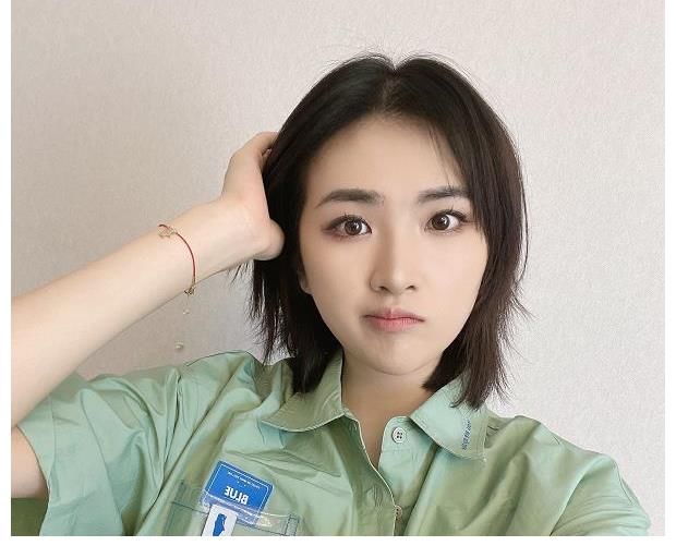 海报照|中餐厅5晒“开张海报”,其他人都很朴素,姚安娜却戴墨镜